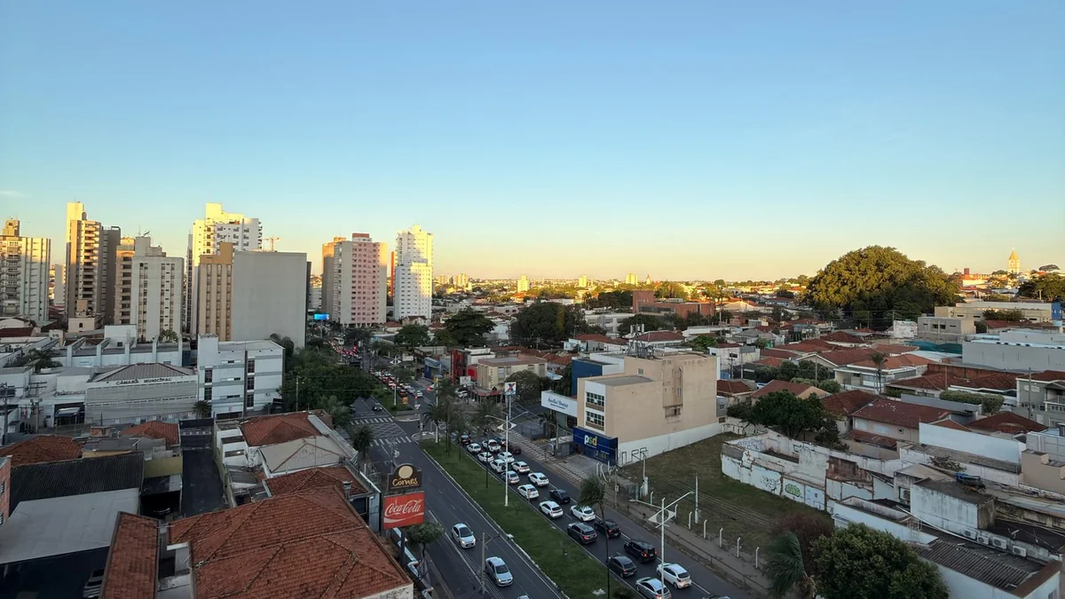 Skyline de São José do Rio Preto no fim da tarde, com a avenida movimentada em primeiro plano